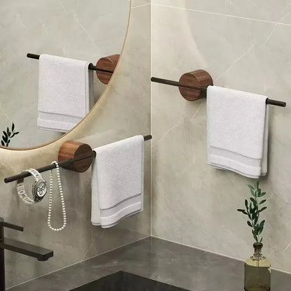 Porte serviette mural métal et bois en situation dans la salle de bain