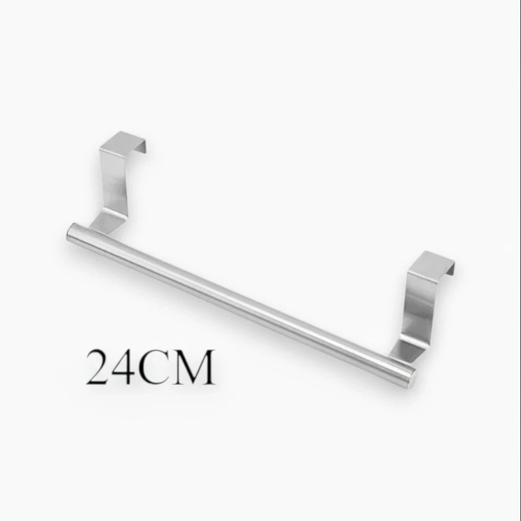 Porte serviette mural inox argenté fixé sur porte de salle de bains avec serviettes pliées