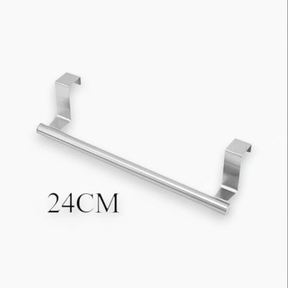 Porte serviette mural inox argenté fixé sur porte de salle de bains avec serviettes pliées