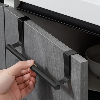 Porte serviette inox mural noir installé en cuisine pour ranger torchons et linges