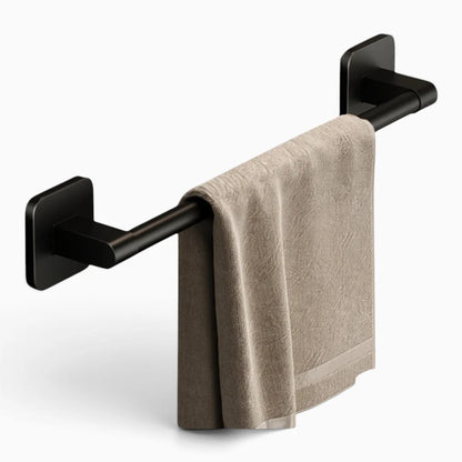 Porte serviette mural noir à fixation auto-adhésive installé dans salle de bain moderne