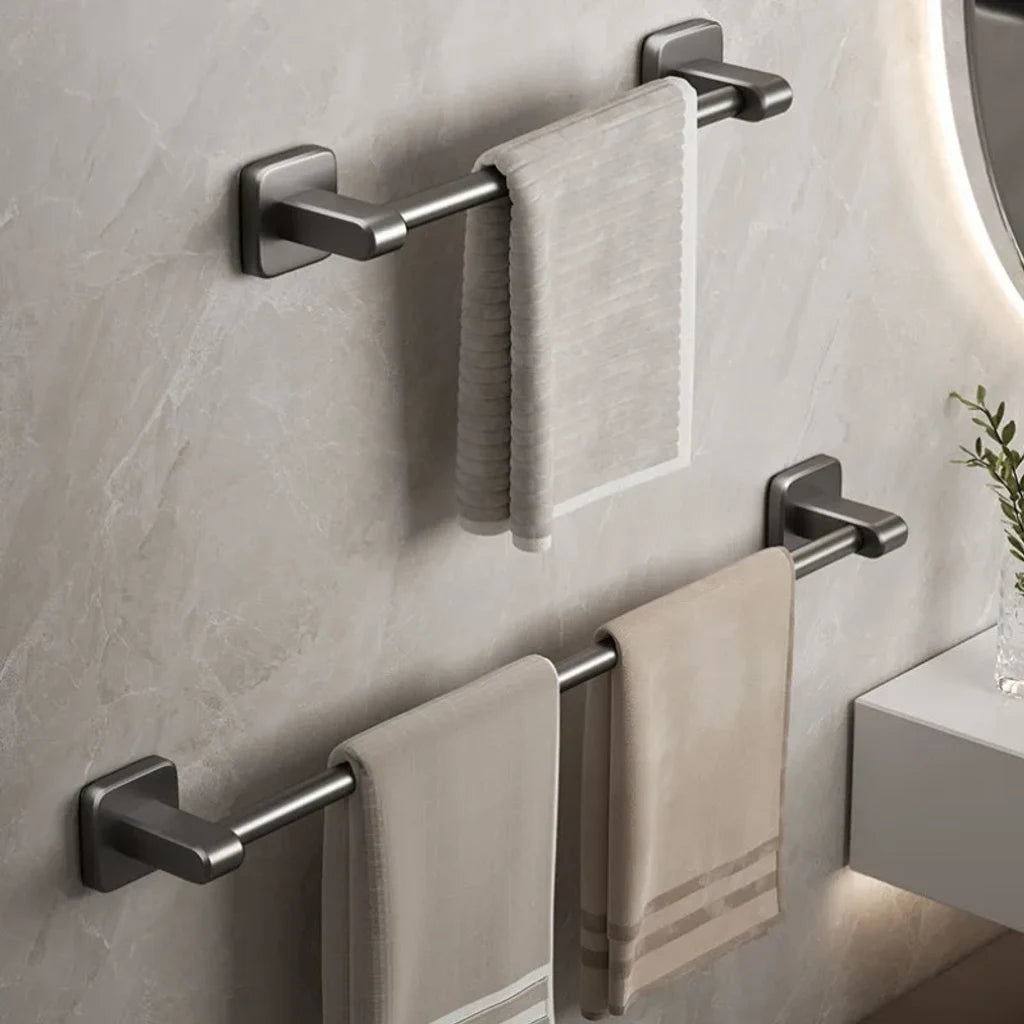 Porte serviette noir installé dans une salle de bain
