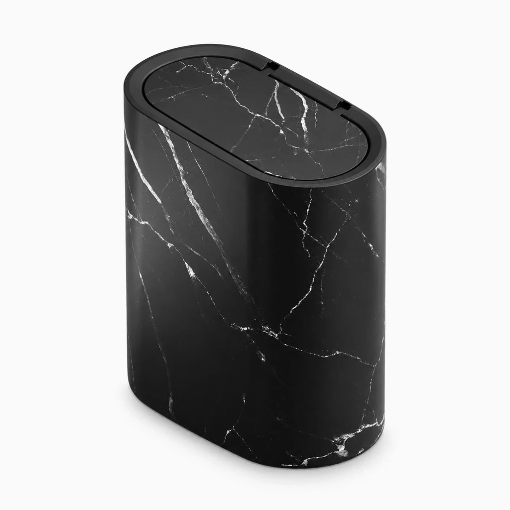 Poubelle salle de bain originale noire au design compact installée dans un coin