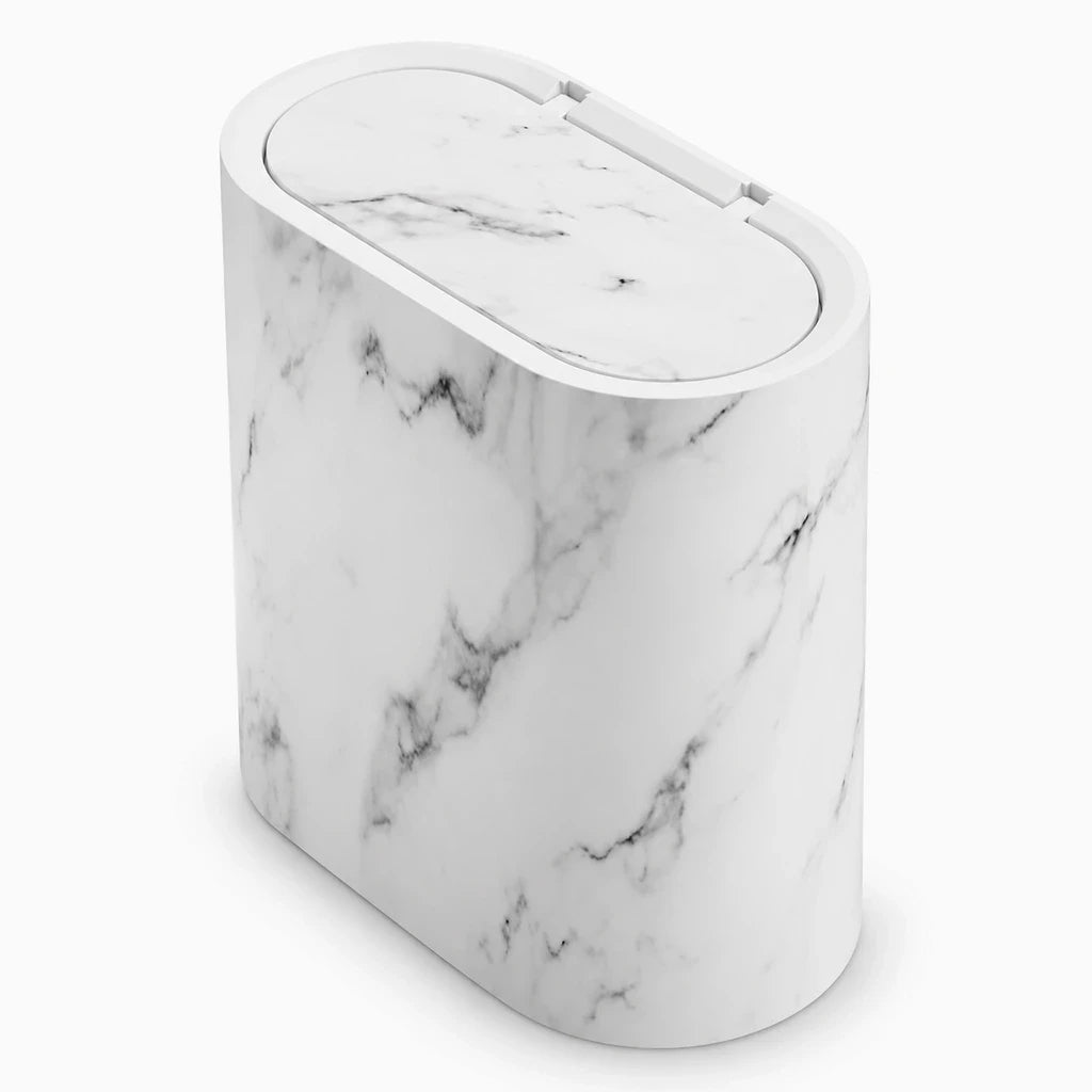 Poubelle originale salle de bain blanche avec couvercle fermé, silhouette étroite