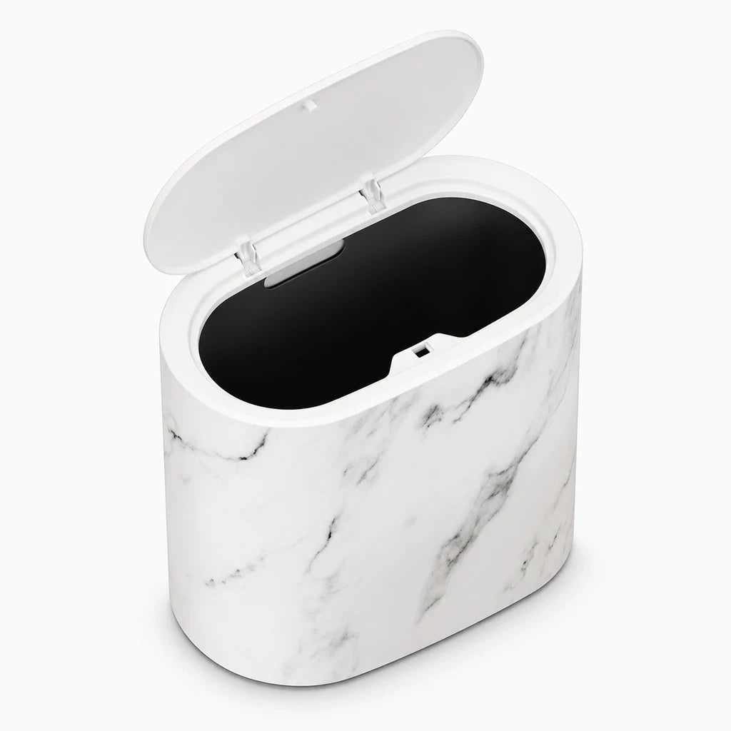 Petite poubelle originale pour salle de bain positionnée discrètement près du lavabo