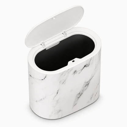 Petite poubelle originale pour salle de bain positionnée discrètement près du lavabo