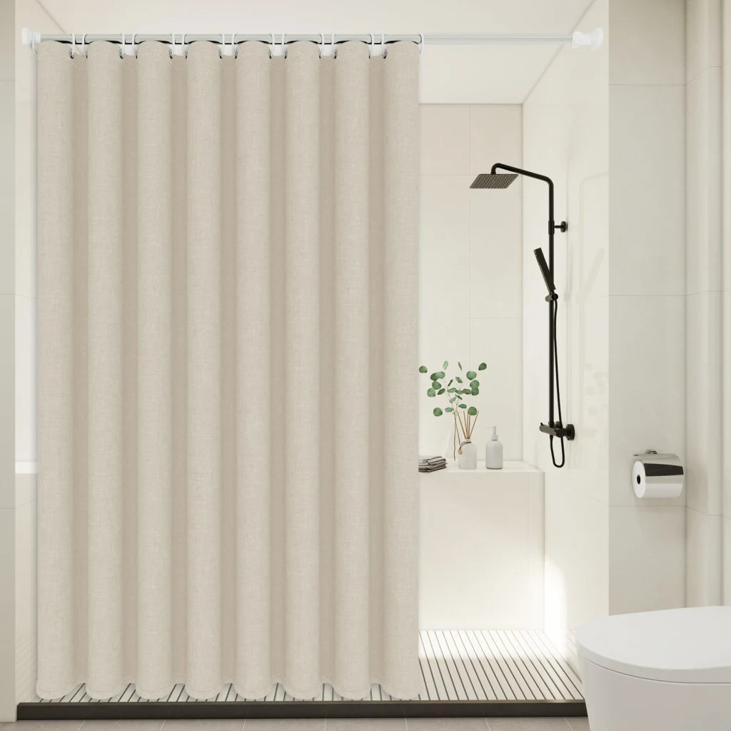 Rideau de douche beige installé dans une salle de bain