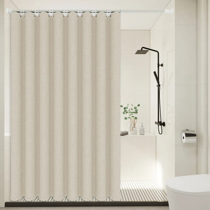 Rideau de douche beige installé dans une salle de bain