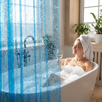 Rideau de douche bleu en situation dans la salle de bain