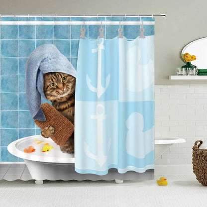 Rideau de douche motif animaux installé dans une salle de bain