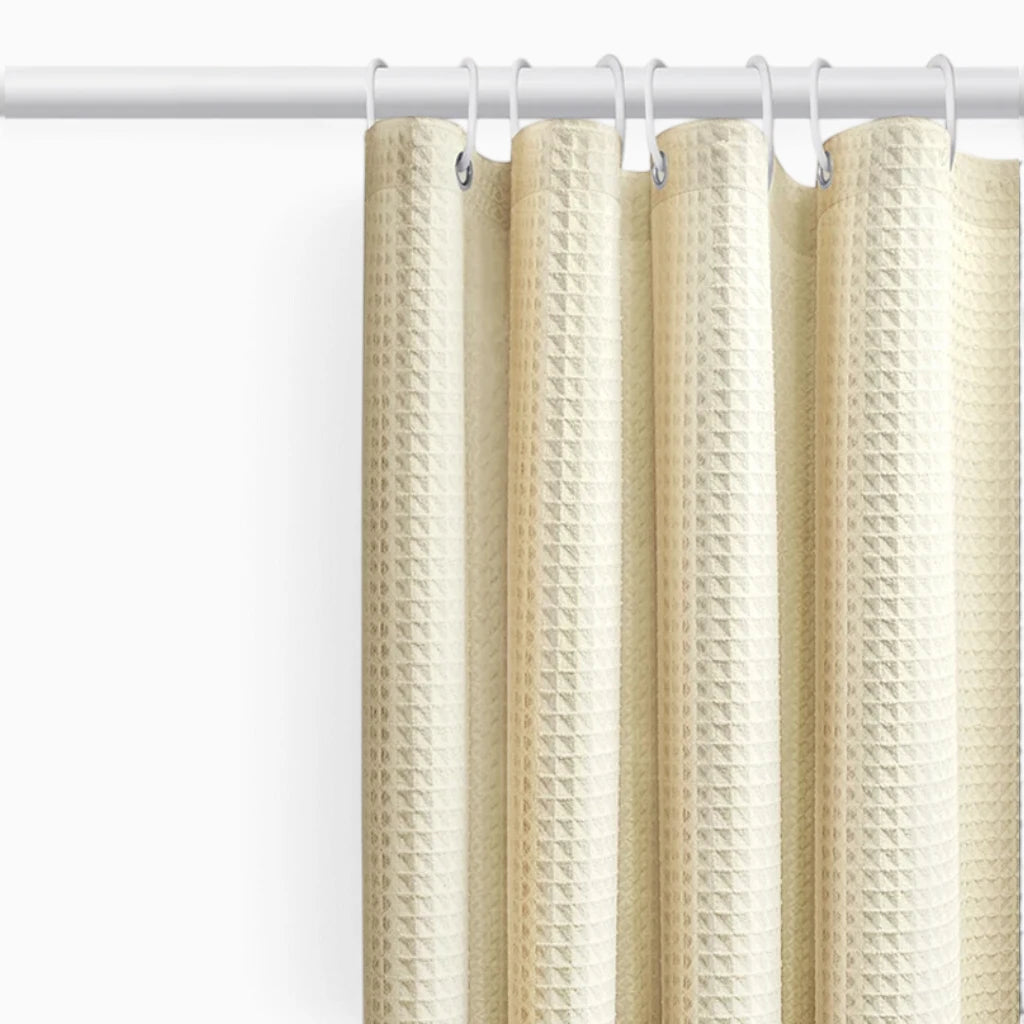Motif gaufré détaillé sur rideau de douche imperméable et résistant