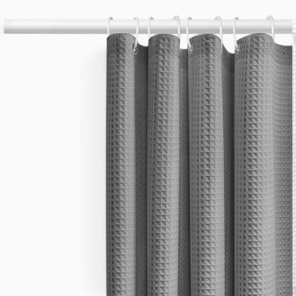 Rideau de douche épais accroché à tringle, surface texturée anti-humidité