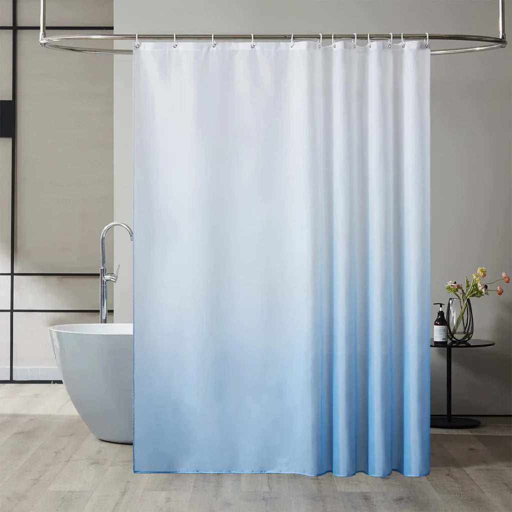 Rideau de douche gris installé dans une salle de bain