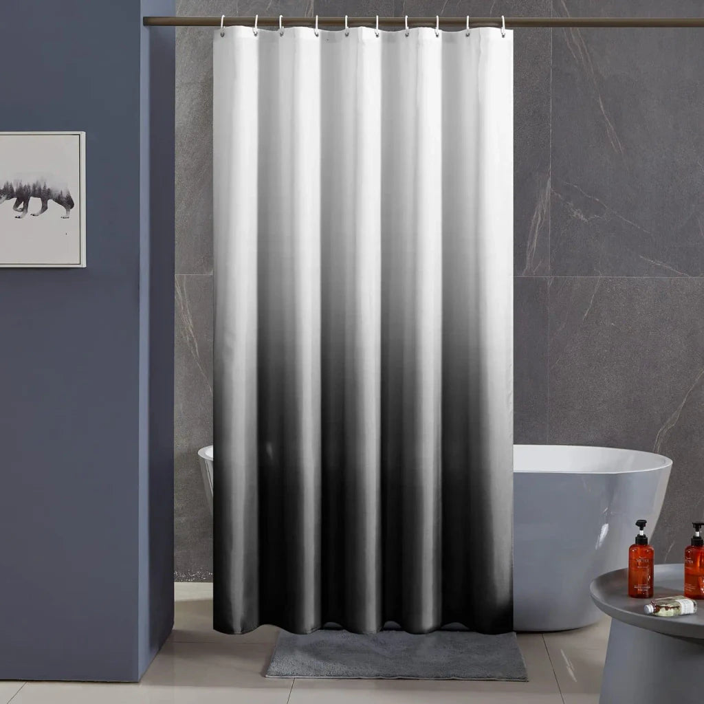 Rideau de douche gris en situation dans la salle de bain