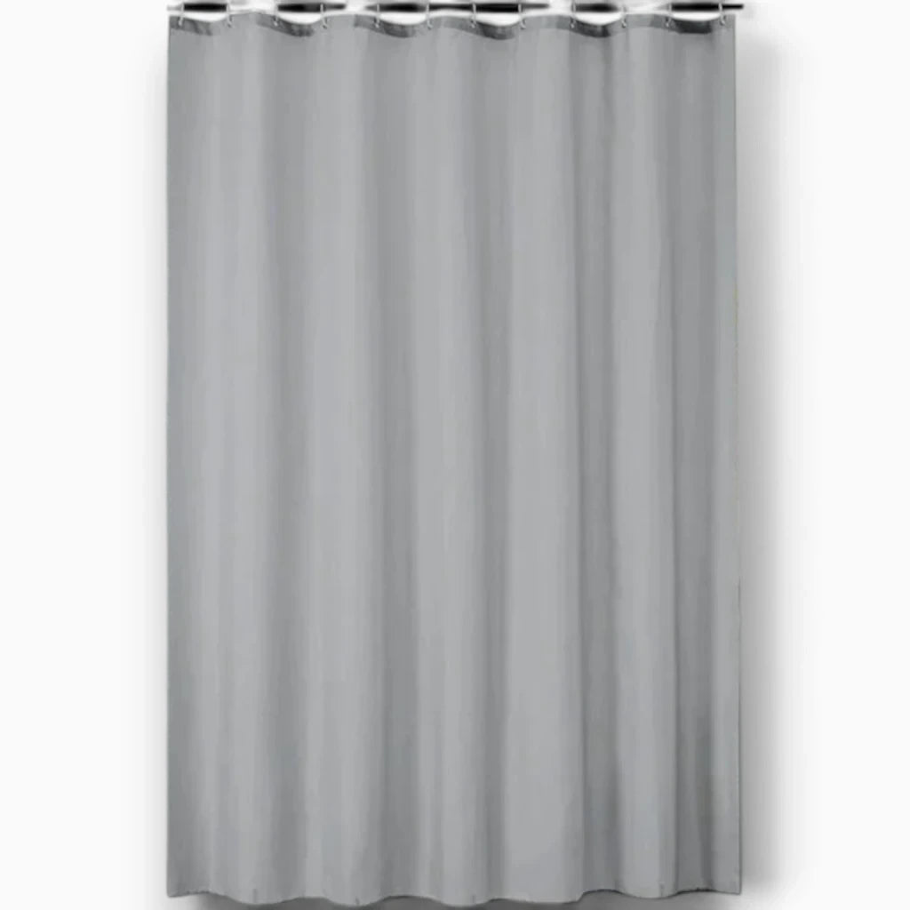 Détail de la texture en lin du rideau de douche avec sa teinte grise neutre et apaisante