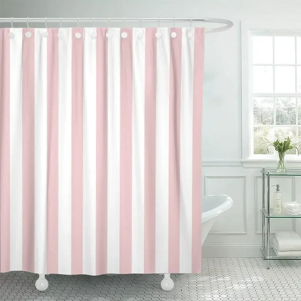 Rideau de douche rigide installé dans une salle de bain