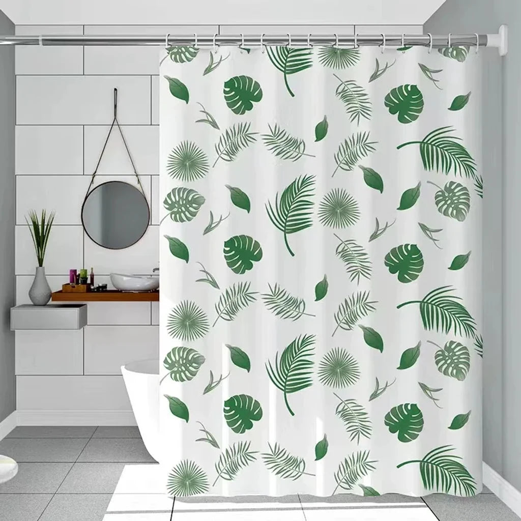 Rideau de douche feuillage vert installé dans une salle de bain