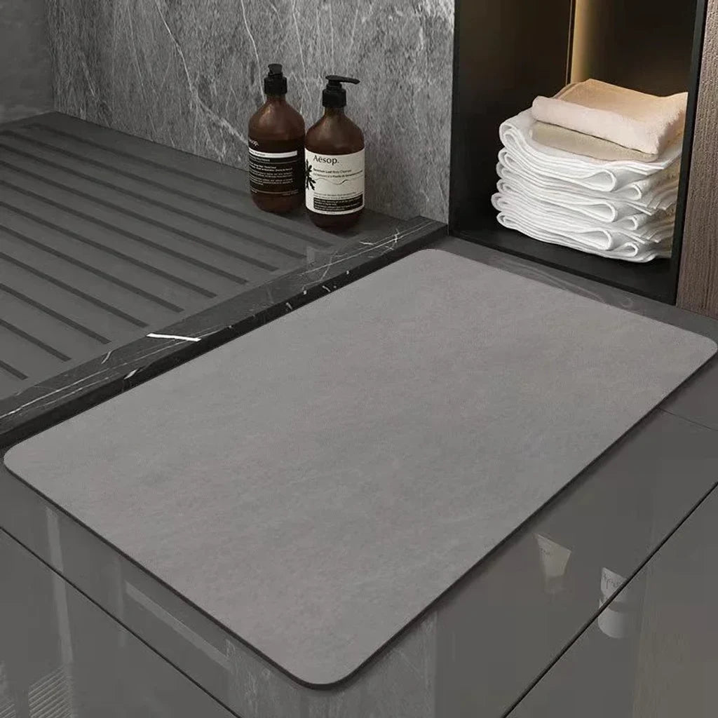 Tapis de bain absorbant diatomite en situation dans la salle de bain