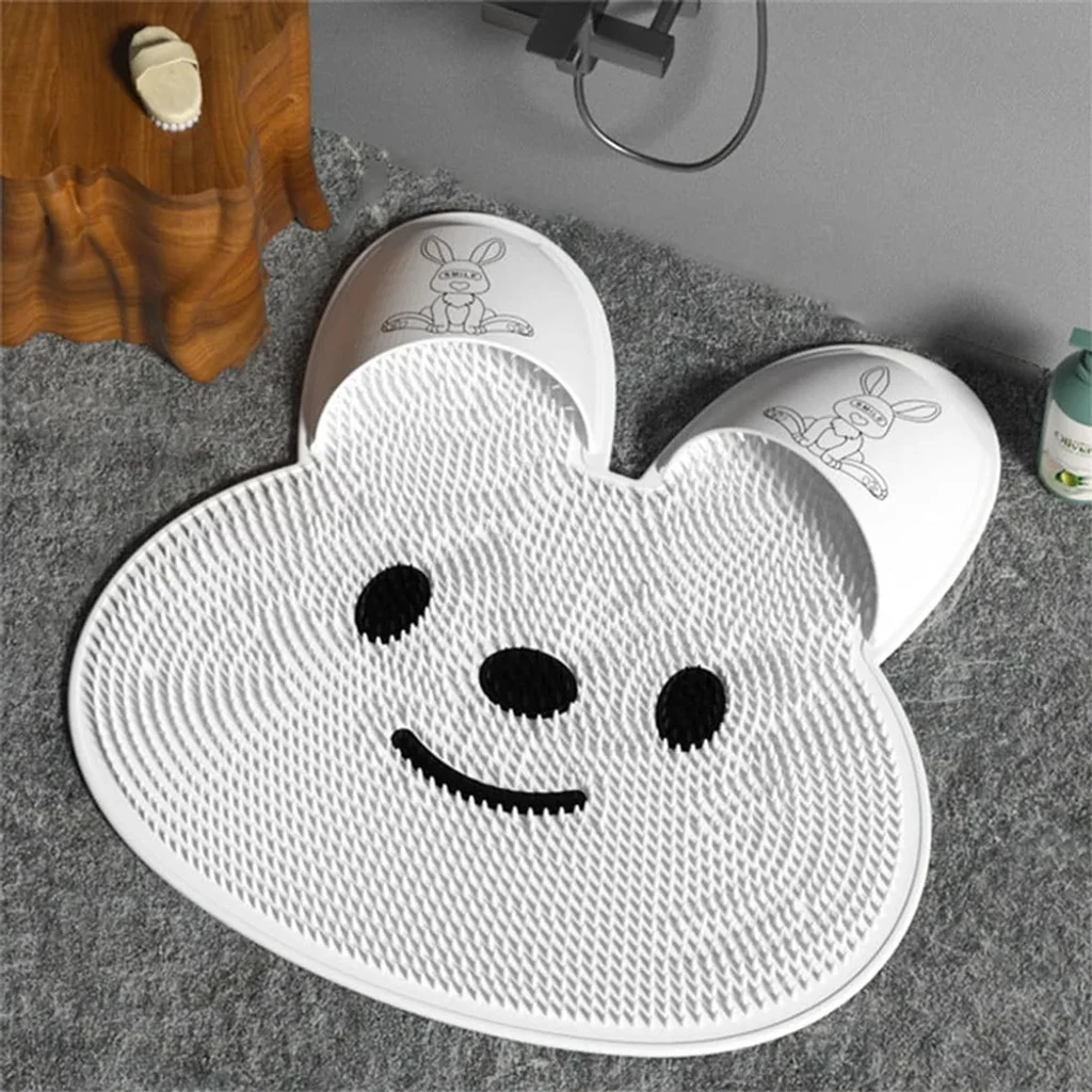 Tapis de bain antidérapant à relief massant installé dans une salle de bain