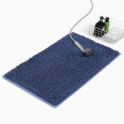 Tapis de salle de bain chenille absorbant en couleur pastel sur sol carrelé