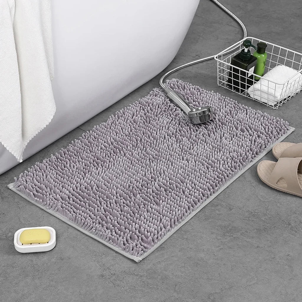 Tapis de bain chenille installé dans une salle de bain