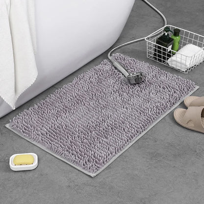 Tapis de bain chenille installé dans une salle de bain