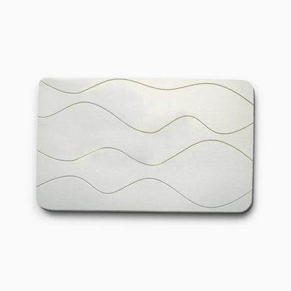 Détail de la texture absorbante du tapis salle de bain design en diatomite