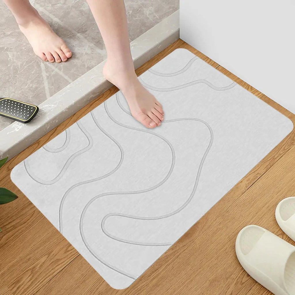 Tapis de bain design installé dans une salle de bain