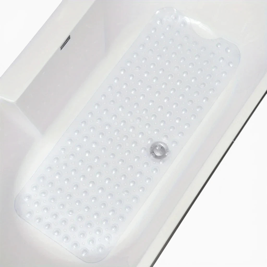 Détail des petits trous d'évacuation du tapis de salle de bain rose pour drainage rapide