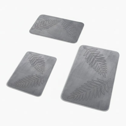 Tapis de bain à séchage rapide posé devant une baignoire, couleur neutre douce