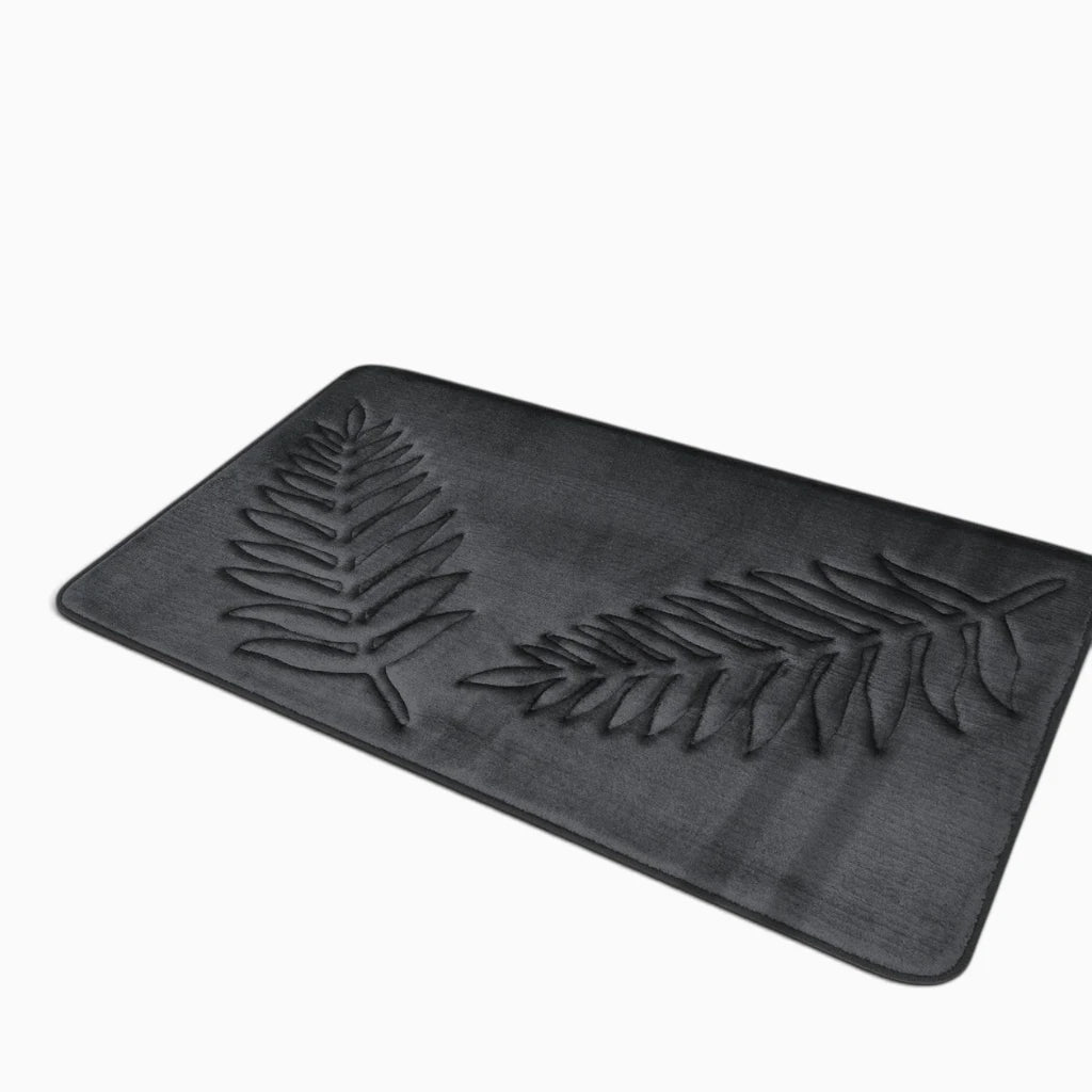 Pieds nus posés confortablement sur un tapis de bain moelleux séchage rapide